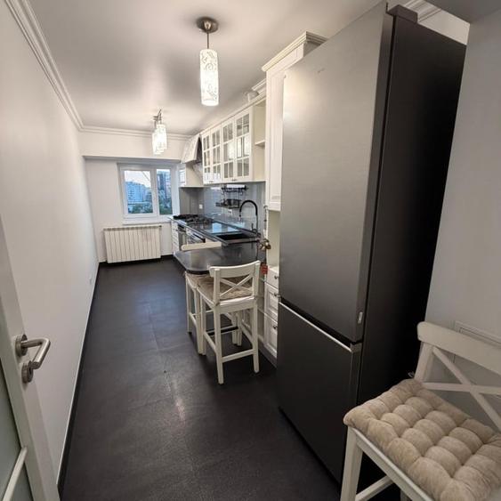 Apartament cu 3 camere semidecomandat, mobilat în Decebal