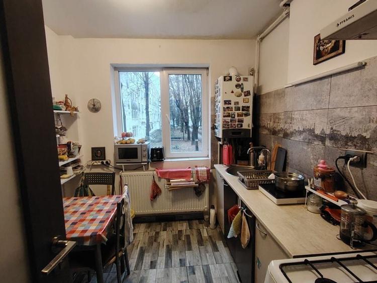 Apartament cu 3 camere semidecomandat, mobilat în Nord
