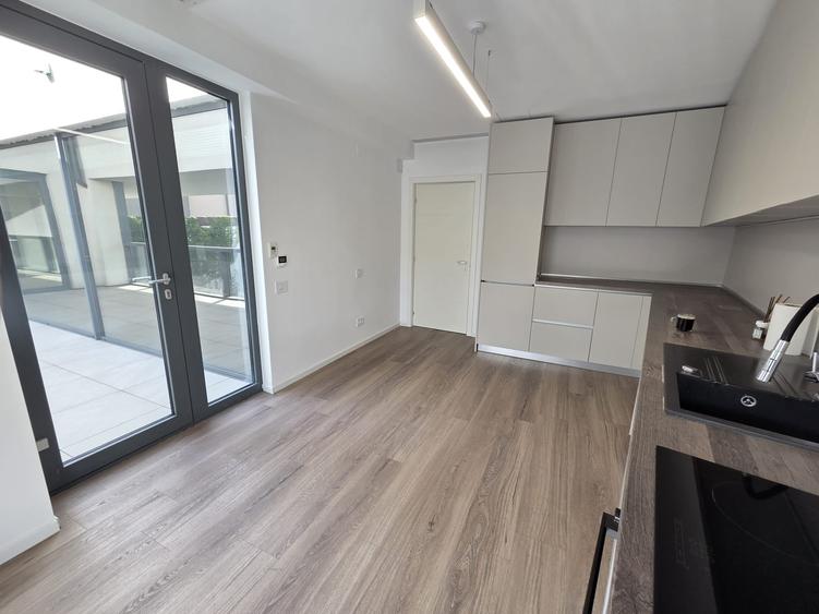 Apartament cu 4 camere decomandat în Națiunile Unite