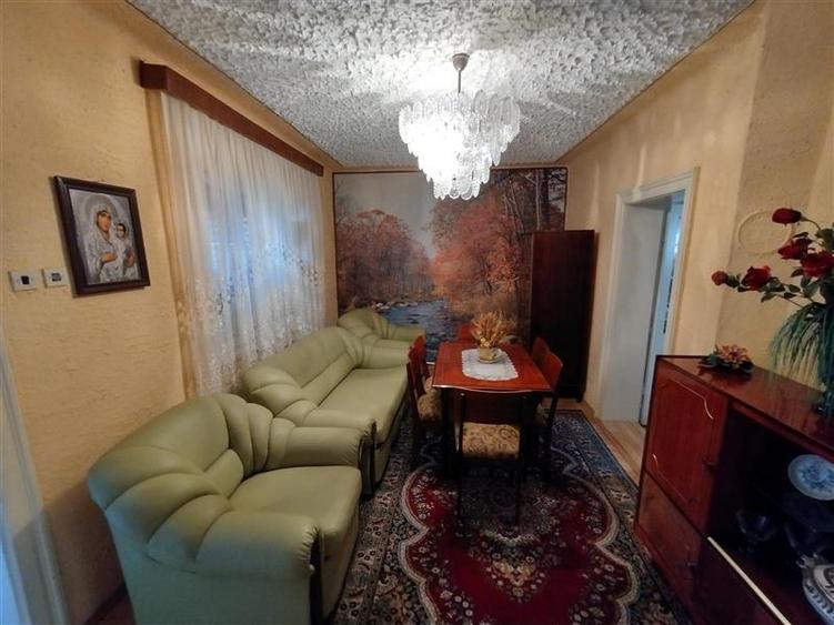 Casă individuală cu 7 camere cu Canalizare în Vest