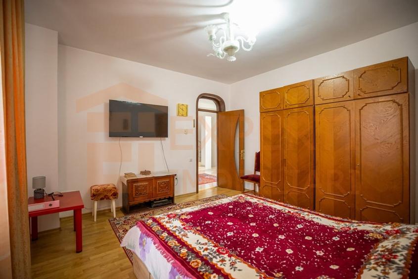 Casă individuală cu 8 camere cu Canalizare în Ultracentral