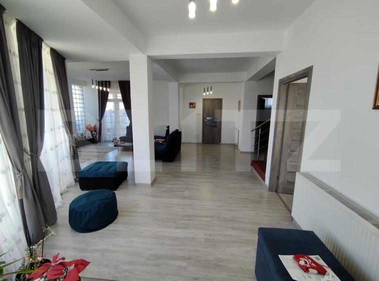 Casă individuală cu 6 camere cu Canalizare în Cârcea