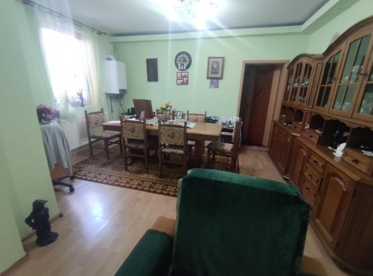 Casă cu 6 camere cu Teren 220 Mp în Griviței