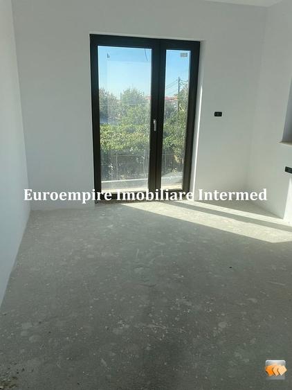 Casă cu 7 camere cu Canalizare în Exterior Est