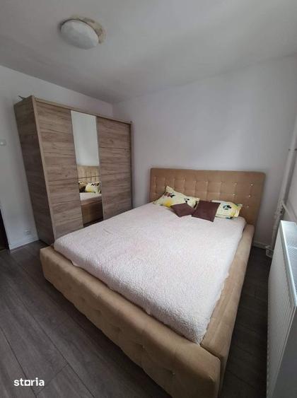 Apartament cu 3 camere semidecomandat în Craiovița Nouă