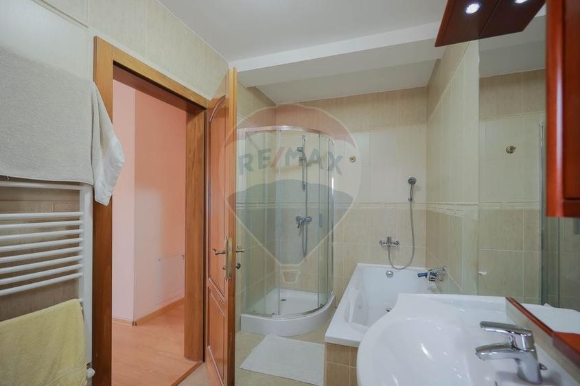 Casă individuală cu 5 camere cu Teren 1000 Mp în Sânmartin