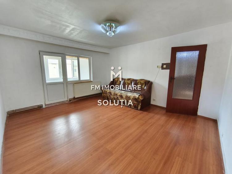 Apartament cu 3 camere semidecomandat în Central