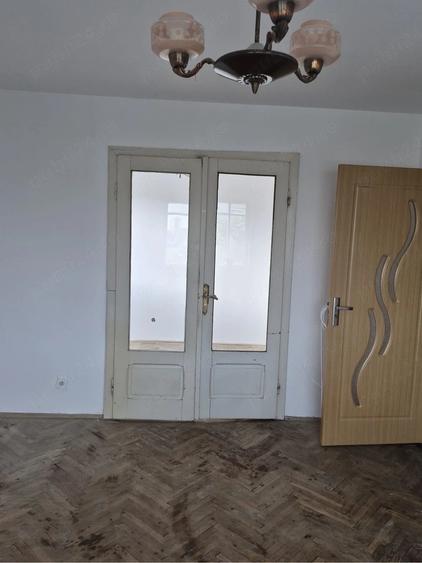 Apartament cu 3 camere semidecomandat în Crihala