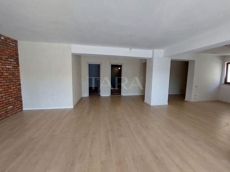 Apartament cu 4 camere semidecomandat în Vest