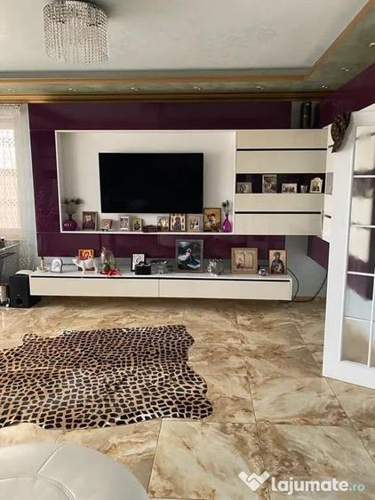 Casă cu 6 camere cu Teren 381 Mp în Central
