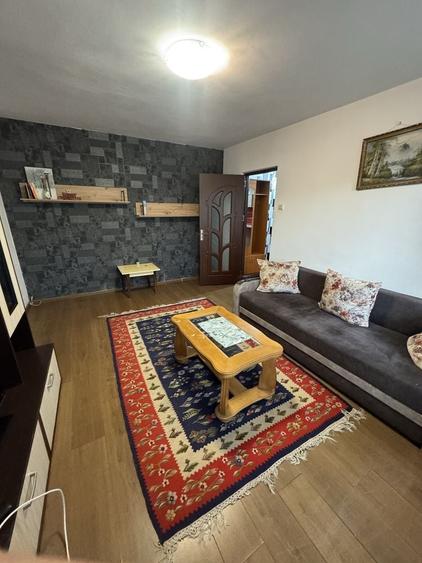 Apartament cu 2 camere semidecomandat în Podu Roș