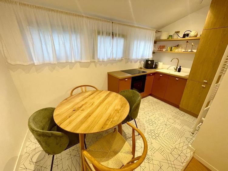 Apartament cu 3 camere decomandat, mobilat în Cornișa