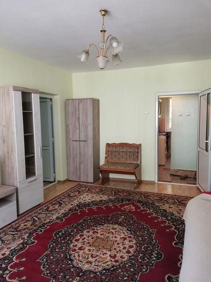 Apartament cu 3 camere semidecomandat în Centru Civic