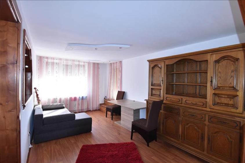 Apartament cu 3 camere decomandat, mobilat în Central