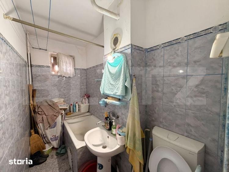 Apartament cu 3 camere semidecomandat în Craiovița Nouă