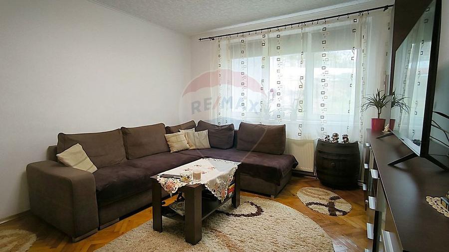 Apartament cu 4 camere semidecomandat în Central