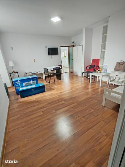 Casă cu 6 camere decomandat cu Teren 50 Mp în Titan
