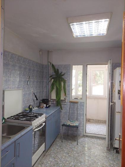 Apartament cu 3 camere semidecomandat în Baba Novac