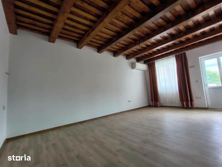 Casă cu 4 camere cu Teren 1200 Mp în Central