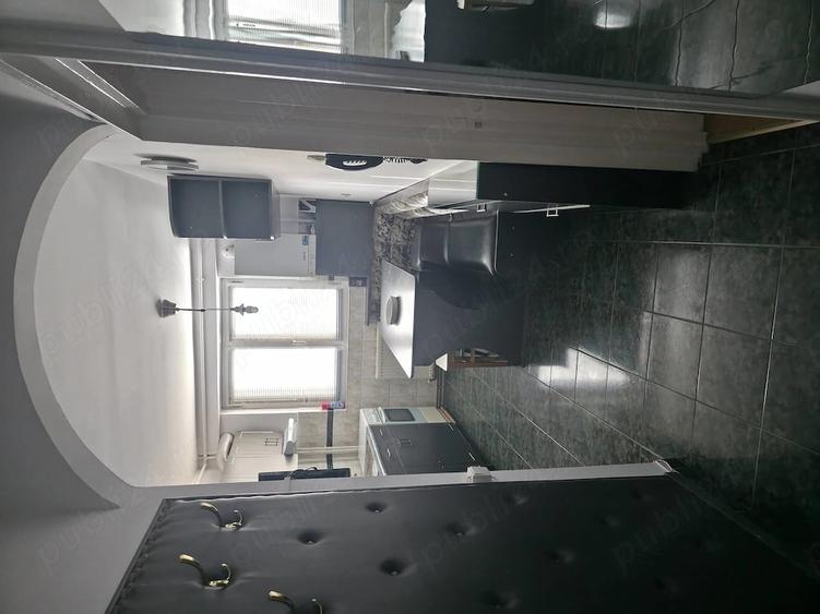 Apartament cu 3 camere semidecomandat în Centrul Civic