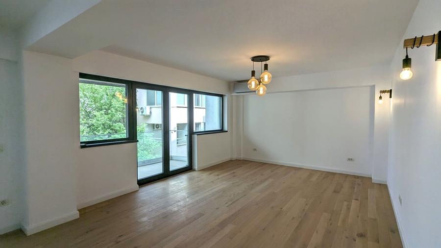 Apartament cu 3 camere decomandat în Polonă
