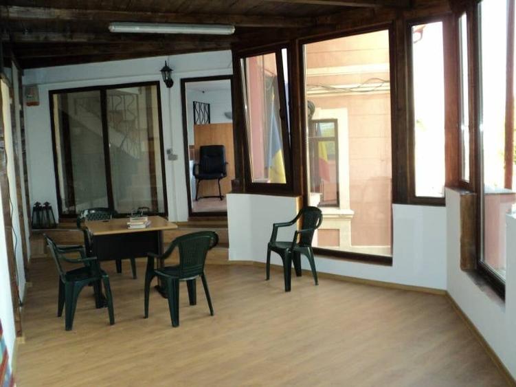 Casă individuală cu 6 camere cu Teren 175 Mp în Parcul Carol