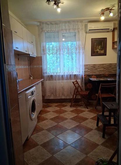 Apartament cu 3 camere semidecomandat în Berceni