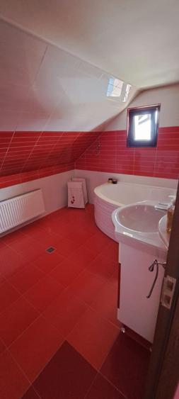 Casă individuală cu 13 camere cu Canalizare în Avrig