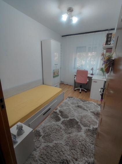 Apartament cu 4 camere decomandat în Vitrometan