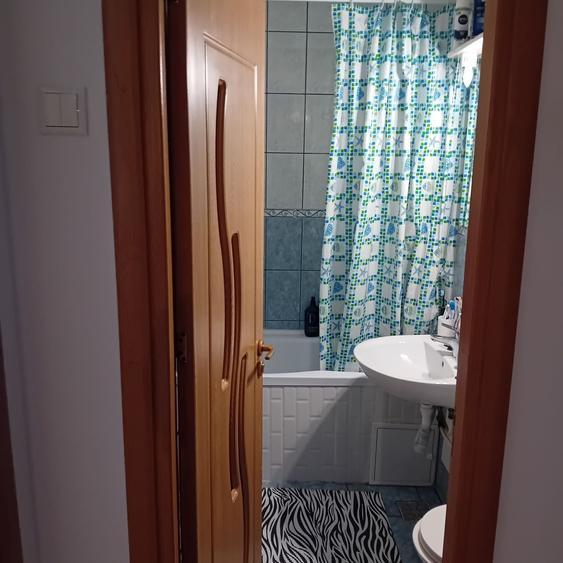 Apartament cu 3 camere decomandat în Podu Roș