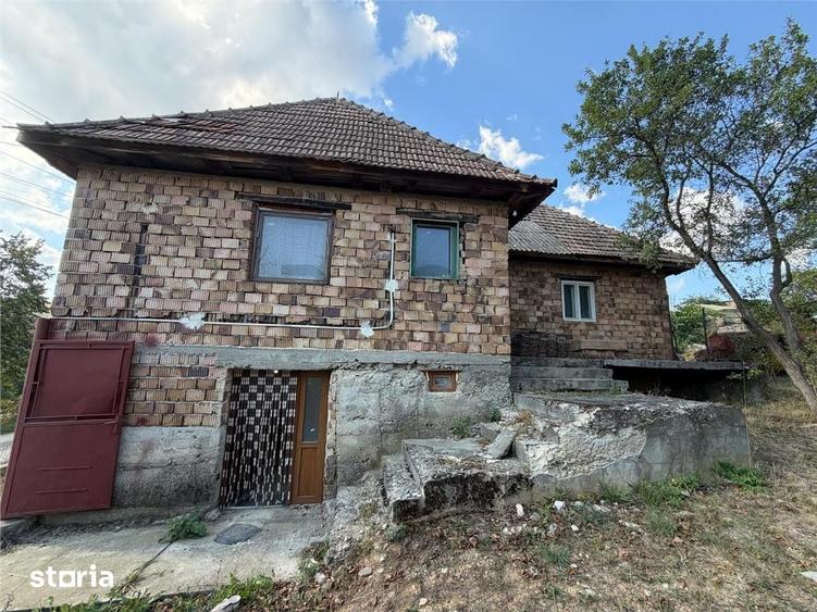 Casă cu 4 camere cu Teren 4436 Mp în Măgești