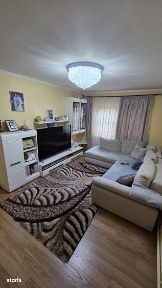 Apartament cu 4 camere decomandat în Micro 17