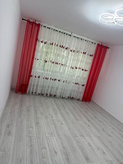 Apartament cu 2 camere decomandat în Calarași 4