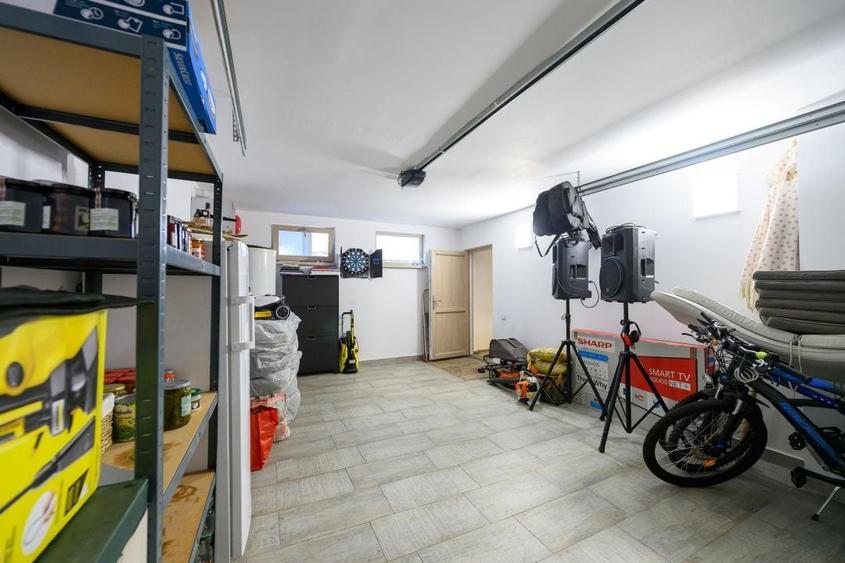 Casă individuală cu 6 camere cu Canalizare în Bradu