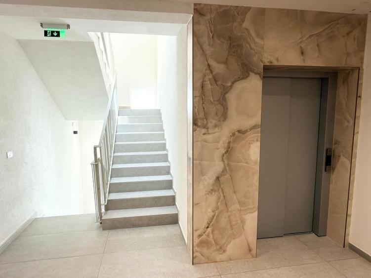 Apartament cu 3 camere semidecomandat în Aradului