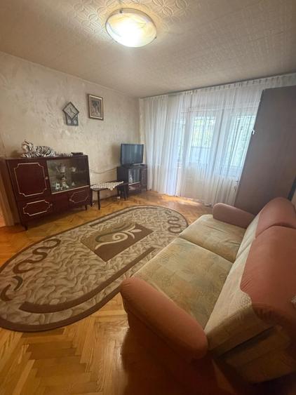 Apartament cu 3 camere semidecomandat, mobilat în Craiovița Nouă