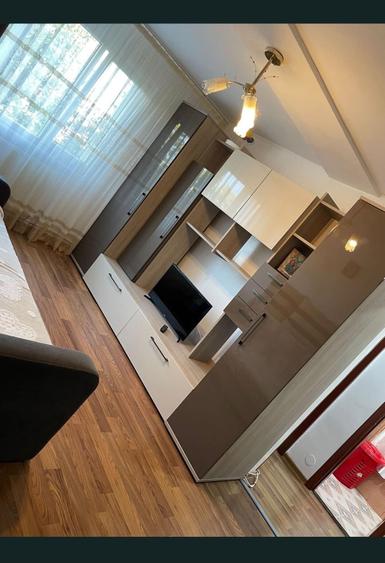 Apartament cu 3 camere semidecomandat în Rahova
