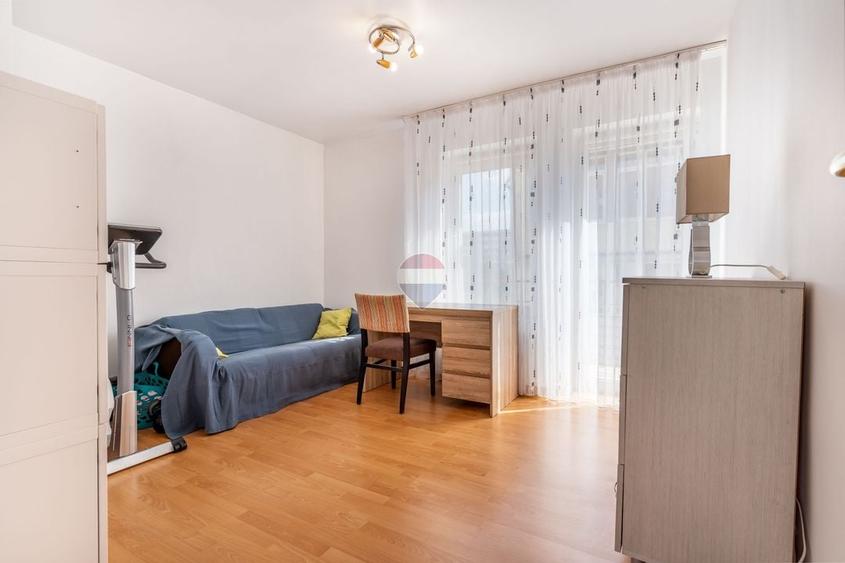 Apartament cu 4 camere semidecomandat, mobilat în Europa