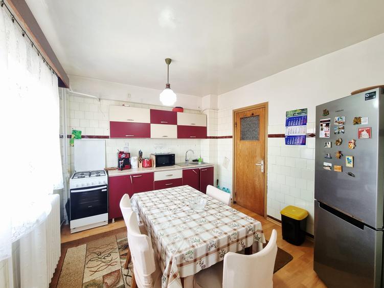 Apartament cu 4 camere decomandat, mobilat în Central