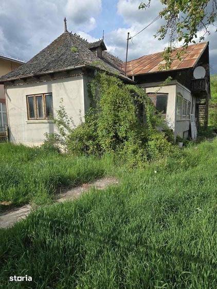 Casă cu 2 camere cu Teren 2000 Mp în Central