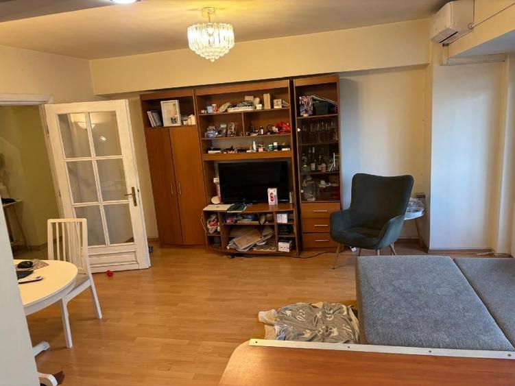 Apartament cu 3 camere decomandat, mobilat în Banu Manta