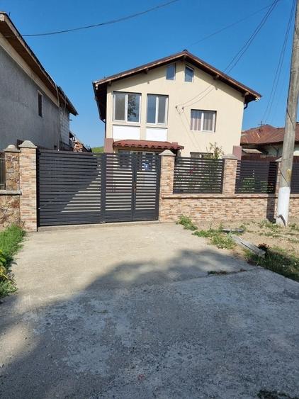Casă cu 4 camere cu Teren 4448 Mp în Lăcusteni
