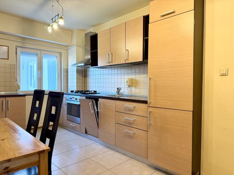 Apartament cu 3 camere decomandat, mobilat în Aradului