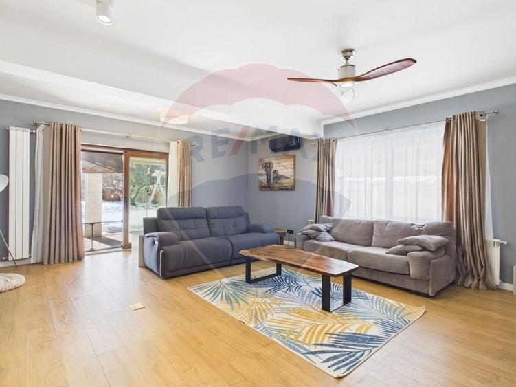 Casă individuală cu 6 camere cu Teren 1325 Mp în Central