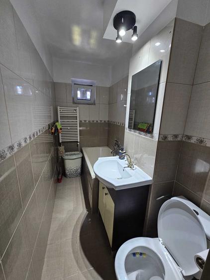 Apartament cu 3 camere semidecomandat în Craiovița Nouă