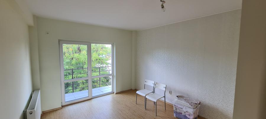 Apartament cu 3 camere semidecomandat în Exterior Nord