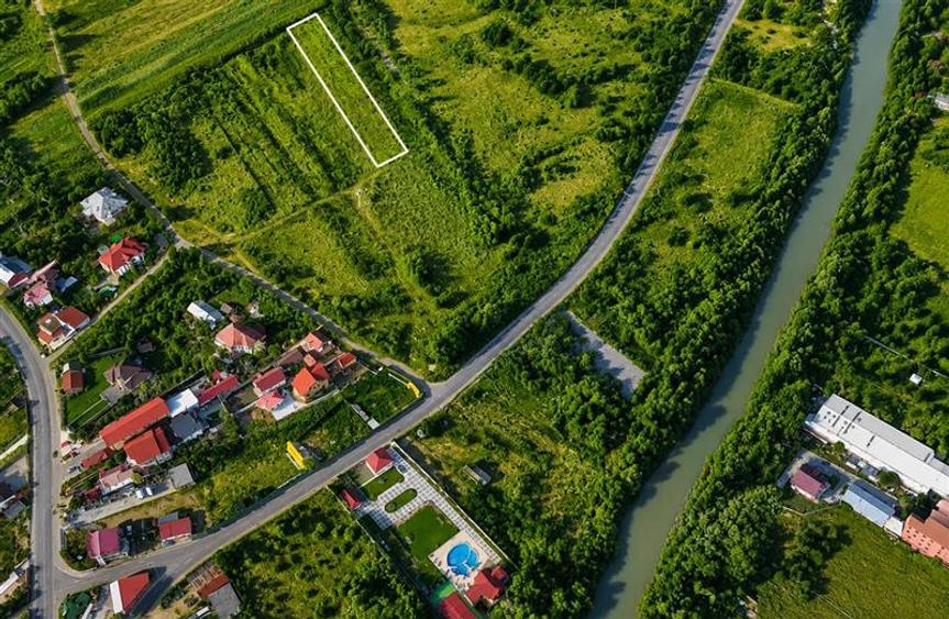 Teren Construcții intravilan de 2500 mp, în Est