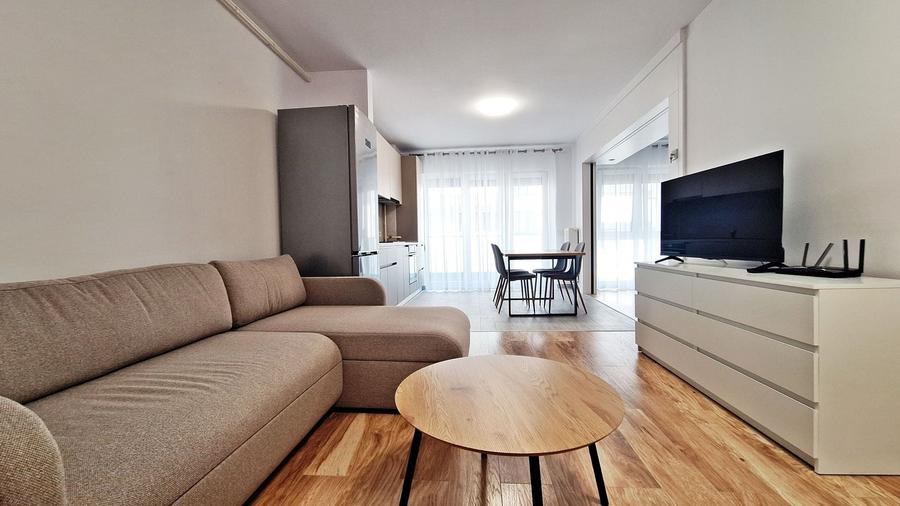 Apartament cu 2 camere semidecomandat, mobilat în Tractorul