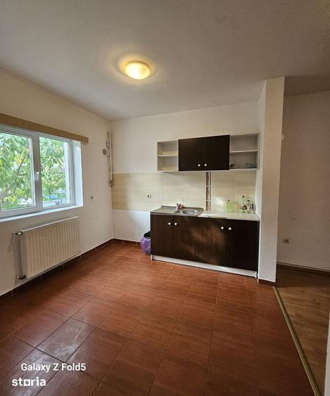 Casă cu 4 camere semidecomandat cu Teren 250 Mp în Europa