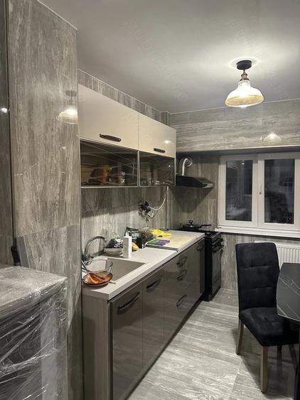 Apartament cu 3 camere semidecomandat, mobilat în Lacul Tei